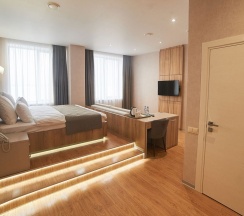 Номер-студио с кроватью "king-size" и видом на озеро в F911