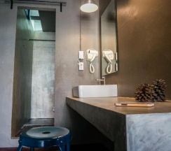 Трёхместный номер Standard в In A Box Hostel