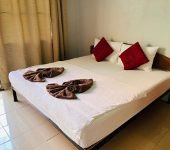 Двухместный номер Standard с видом на сад двуспальная кровать в Baan Kasirin Resort Pattaya Beach