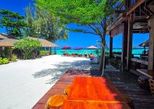 Номер Deluxe beachfront в Anda Resort Koh Lipe