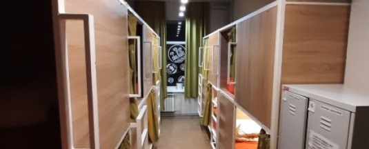Верхняя кровать в 10тиместном женском номере в Bird house Hostel