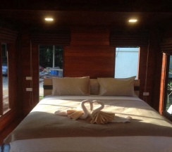 Двухместный коттедж с балконом двуспальная кровать в Check In & Chill Out Laem Sok Pier