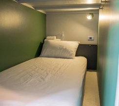 Кровать в общем номере в Yaks House Hostel
