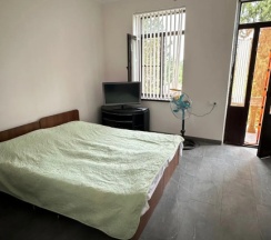 Шестиместные апартаменты с балконом и с красивым видом из окна в Rozetta