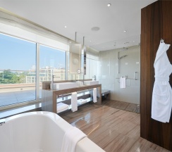 Номер Swiss Executive, с террасой и видом на море - с двуспальной кроватью в Swissotel Resort Сочи Камелия