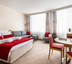 Номер Family с двуспальной кроватью и диваном в Novotel Санкт-Петербург Центр