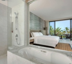 Двухместный номер с балконом и с видом на сад двуспальная кровать в Phuket Marriott Resort And Spa, Nai Yang Beach