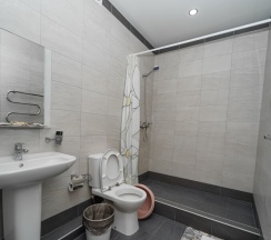 Трёхместная комната с одной двуспальной и односпальной кроватями в Чайка