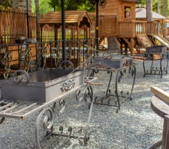 Двухместный семейный номер Classic с красивым видом из окна двуспальная кровать и диван в Wolf