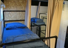 Кровать в общем номере (женский номер) с красивым видом из окна в See Hostel