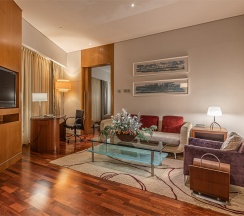 Люкс Residential, с доступом в Swiss Executive Lounge - с большой двуспальной кроватью в Swissotel Красные Холмы