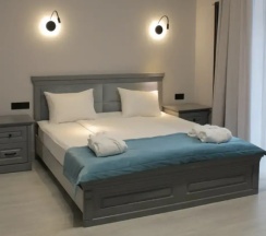 Вилла с балконом и с красивым видом из окна в Residence Village