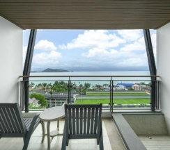 Двухместный номер Grand Deluxe Honeymoon двуспальная кровать в Andamantra Resort and Villa Phuket