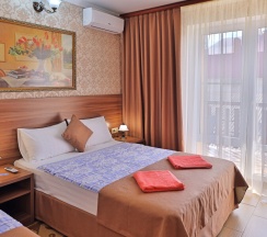 Трёхместный номер с балконом в Лорис