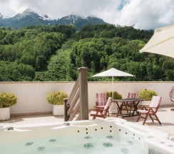 Представительский люкс с джакузи и террасой в Кортъярд Марриотт Сочи Красная Поляна