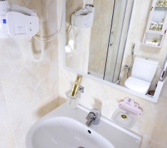 Четырехместный номер люкс с видом на монастырь в Покровская