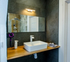 Четырёхместные апартаменты с 3 комнатами с балконом в Валентина