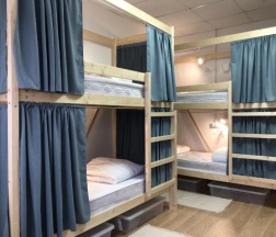 Кровать в 6-ти местном женском номере в Мир на Курской
