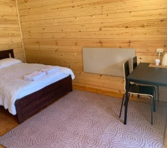 Коттедж улучшенный с 3 односпальными и 1 двуспальной кроватью в Аура Алтая