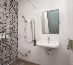 Двухместный семейный номер двуспальная кровать в Hampton by Hilton Astana Triumphal Arch