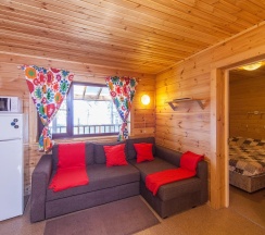 Коттедж стандарт с 2 односпальными и 2 двуспальными кроватями в На ладони