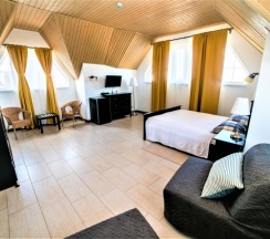 301 - Четырехместный мансардный номер с прямым видом на море в Азов Инн