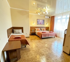 Трехместный комфорт с балконом (4 этаж) в Атриум