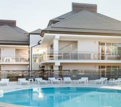 Семейный (CONNECTION) c видом на БАССЕЙН- 2 смежных СТАНДАРТА в Villaggio