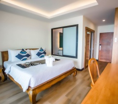 Двухместный номер Deluxe с балконом и с видом на море двуспальная кровать в Samui Bayview Resort & Spa