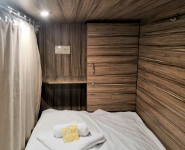 Beige - Верхнее спальное место в общей комнате для мужчин и женщин (6 капсул) в Mariel