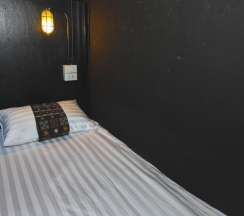 Кровать в общем номере с видом на город в KAYAN Hostel
