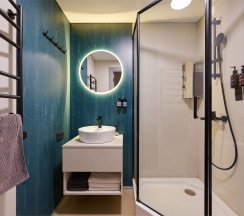 Сфера с видом на озеро с купелью в Аномалия