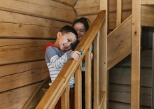 Коричневый дом с видом на озеро в Forrest Lodge Karelia