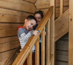 Коричневый дом с видом на озеро в Forrest Lodge Karelia