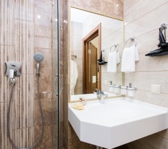 Номер люкс улучшенный с 1 двуспальной кроватью (с завтраком) в Nreef