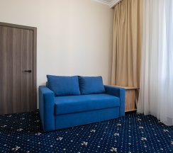 Стандартный семейный номер с 1 двуспальной кроватью и софой в Full House