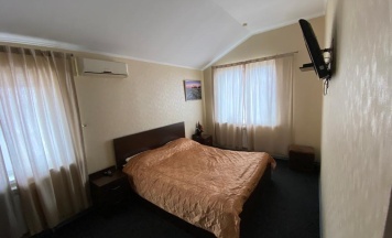 Номер полулюкс с 1 двуспальной кроватью в R house