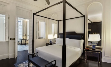 Двухместный люкс State Room двуспальная кровать в Raffles Singapore