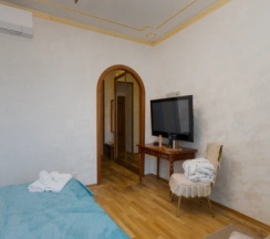 Люкс с кроватью king-size и балконом в C.A.T. Group