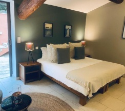 Двухместный номер Charm with Patio двуспальная кровать в Le Jas de Joucas