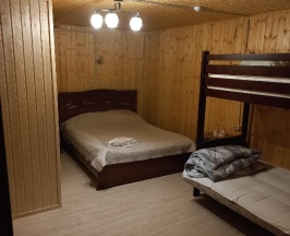 Четырехместный с двухспальной и двухъярусной кроватями в Myesto