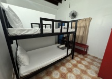 Трёхместный номер Standard 2 отдельные кровати и двухъярусная кровать в Phuket Old Town Hostel