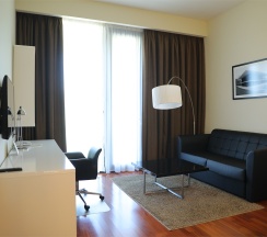 Люкс с одной большой кроватью в СберУниверситет