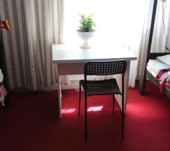 Кровать в общем номере с красивым видом из окна в Хостел Loft Minsk