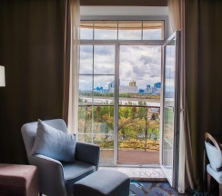 Двухместный люкс с балконом и с красивым видом из окна двуспальная кровать в The One Hotel Astana