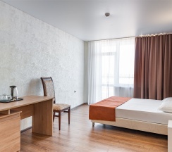 Двухкомнатный семейный номер на 3-4 гостя с балконом и видом на море (корпус Б) в Оптимист