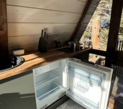 Домик 1 с балконом и с красивым видом из окна в Къашха Таш