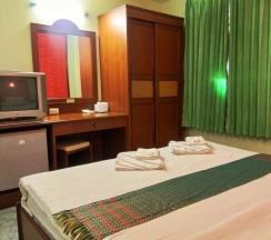 Одноместный номер Superior с видом на город двуспальная кровать в Thepparat Lodge Krabi