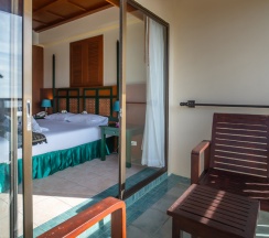 Двухместный полулюкс с балконом двуспальная кровать в Karon Princess Hotel