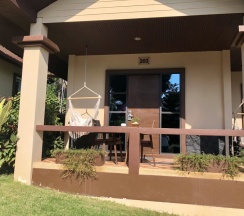 Двухместный Bungalow Suite с балконом и с видом на бассейн двуспальная кровать в Отель Royal Beach Boutique Resort & Spa